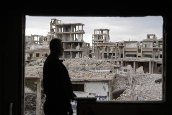 Raid Usa in Siria, uccisi agenti Is. Albero di Natale in fiamme, corteo a Damasco