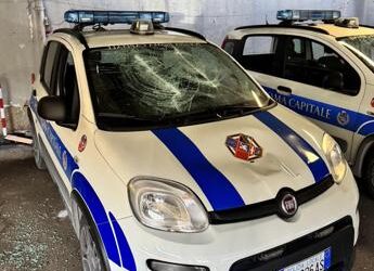Roma, armato di piccone entra in parcheggio Polizia Locale al VI municipio e danneggia 5 auto