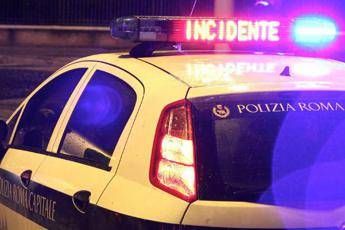 Roma, perde il controllo della moto sulla Laurentina: morto 43enne