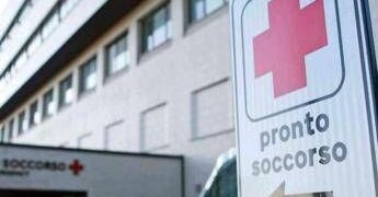 Sfregia donna con un coccio di bottiglia, fermato 20enne: è la sua settima aggressione