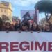 “Siamo 50.000”, a Roma il corteo contro il ddl sicurezza. Manifesto con bacio Meloni-Mussolini