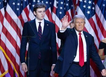 Trump, il figlio Barron gioca a calcio: “Sembra Crouch” – Video