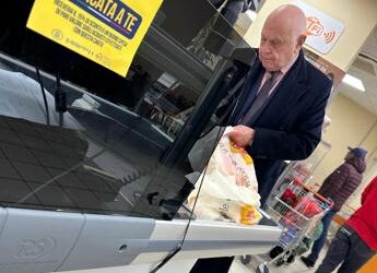 Un ministro al supermercato, Nordio fa la spesa a Trastevere