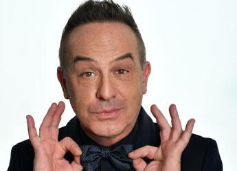Antonio Giuliani: “30 anni di carriera e sogno di far ridere l’Ariston”
