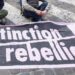 Brescia, Extinction Rebellion denuncia: “Attiviste costrette a spogliarsi e fare squat in questura”