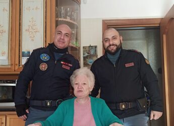 Capodanno, anziana sola chiama poliziotti che le fanno compagnia
