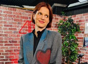 Chiara Galiazzo canta ‘Valore’, brano scartato da Sanremo 2025 e rivela: “In passato vittima di body shaming”
