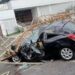 Crolla una gru a Roma, tre famiglie evacuate: danni a palazzina e auto distrutta