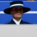 Melania Trump, cosa si nasconde sotto al cappello ‘schermo’ scelto per l’Inauguration Day
