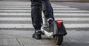 Milano, in due su monopattino si scontrano con auto: morto 19enne