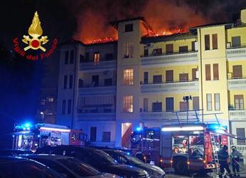 Milano, palazzo a Corsico avvolto dalle fiamme: condomini evacuati