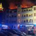 Milano, palazzo a Corsico avvolto dalle fiamme: condomini evacuati