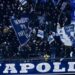 Napoli, festa all’aeroporto dopo la vittoria di Bergamo. E i tifosi pungono Kvara