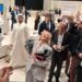 Siparietto Rama-Meloni, premier albanese si inginocchia e le regala un foulard
