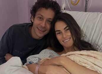 Valentino Rossi e Francesca Sofia Novello di nuovo genitori: è nata Gabriella