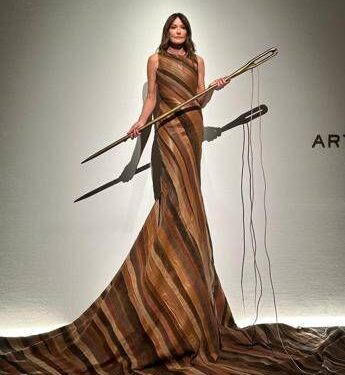 Carla Bruni si trasforma in opera d’arte per Tod’s