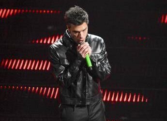 Fedez, la richiesta a Corona prima di Sanremo: “Ferma il video, sei un infame”