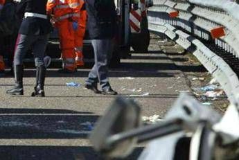 Ferrara, scontro tra auto e bus di studenti: morta donna, ferita ragazza incinta