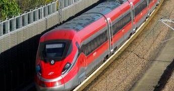 Ferrovie, ritardi di oltre 2 ore sull’Alta Velocità per inconveniente tecnico: circolazione in graduale ripresa