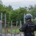 Francia, armato di coltelli si scaglia contro agenti: ucciso