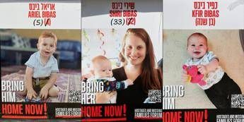 Israele, corteo funebre per i Bibas: folla per l’addio a Shiri, Ariel e Kfir