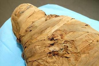 Legnoso e dolce-piccante, ecco il profumo di Tutankhamon: scoperto odore mummie egiziane