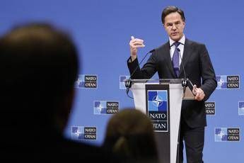 Nato, Rutte avverte: “Adottare mentalità da tempo di guerra”