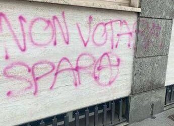 “Non votare, spara”, imbrattato ufficio milanese di Klaus Davi