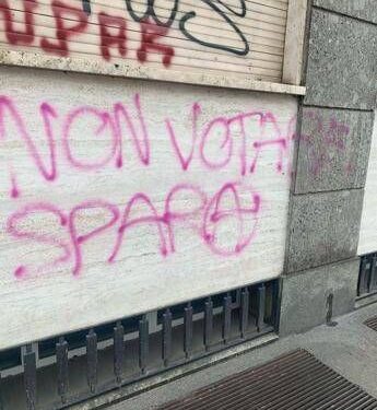 “Non votare, spara”, imbrattato ufficio milanese di Klaus Davi
