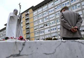 Papa Francesco, Vaticano: “Notte tranquilla, sta riposando”