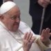 Papa Francesco ricoverato: “Ho ancora bisogno di cure per la mia bronchite”