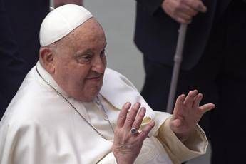 Papa Francesco ricoverato: “Ho ancora bisogno di cure per la mia bronchite”