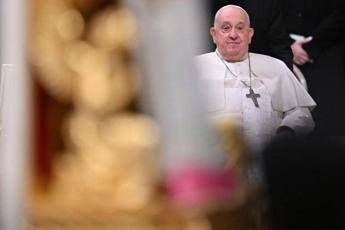 Papa Francesco ricoverato, Vaticano: “Condizioni critiche, crisi respiratoria: necessario ossigeno, prognosi riservata”