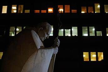 Papa, Vaticano: “Ha la polmonite bilaterale, quadro complesso”