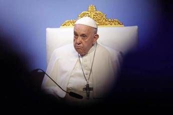 Papa non legge il discorso: “Con la mia bronchite non posso”