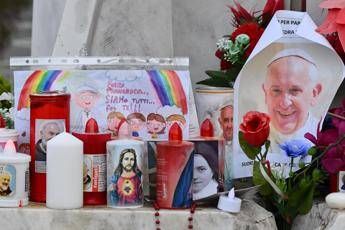 Papa ricoverato, Vaticano: “Condizioni critiche ma stazionarie. Nuova tac, prognosi riservata”