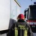 Salerno, tir perde carico di ecoballe. Investiti ciclisti: un morto