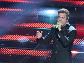 Sanremo 2025, Fedez quasi in lacrime per la domanda di Ema Stokholma: “Che tatto…”