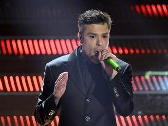 Sanremo 2025, Fedez stupisce e conquista il web con ‘Battito’