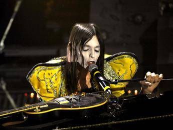 Sanremo 2025, Lucio Corsi chi è: l’infanzia, lo stile inconfondibile e l’amore per la Toscana