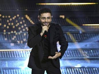 Sanremo 2025, Rocco Hunt chi è: l’infanzia difficile, il Festival 2014 e le collaborazioni