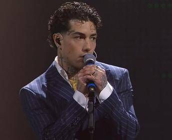 Sanremo 2025, Tony Effe senza collana (ma con anelli) per il duetto