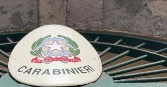 Segrega compagna e il suo bimbo e la picchia con una mazza chiodata, orrore a Napoli