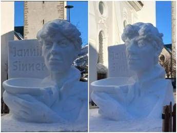 Sinner, San Candido lo celebra: Jannik diventa una scultura di neve