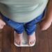 Teenager ‘tiratardi’ a tavola più spesso obesi, pesa orologio biologico