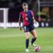 Tocca un’avversaria nelle parti intime: bufera su calciatrice del Barcellona