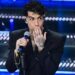 Tony Effe, finale a Sanremo 2025 con il rosario d’oro