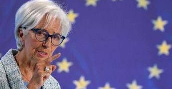 Bce lascia tassi invariati al 2%: pil meglio delle attese