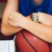 “Che ci fai qui l’8 marzo? Vai a fare la prostituta”, arbitra insultata da madre giocatore di basket