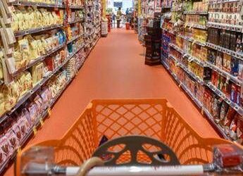 Consumi, spesa famiglie stabile nel 2024: ma una su tre taglia quella alimentare